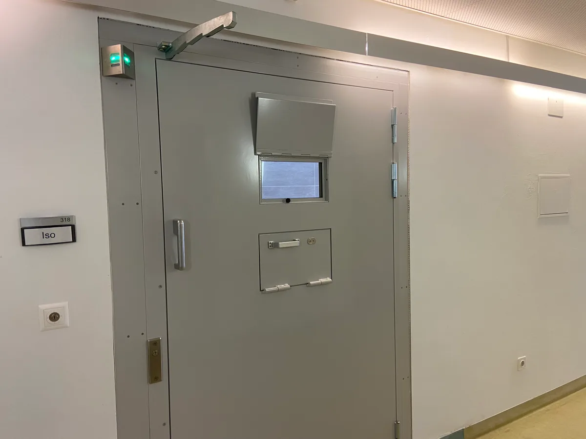 Diese Türe wiegt 300 Kilogramm und ist elektronisch gesichert. Eine schwere Sicherheitstür.